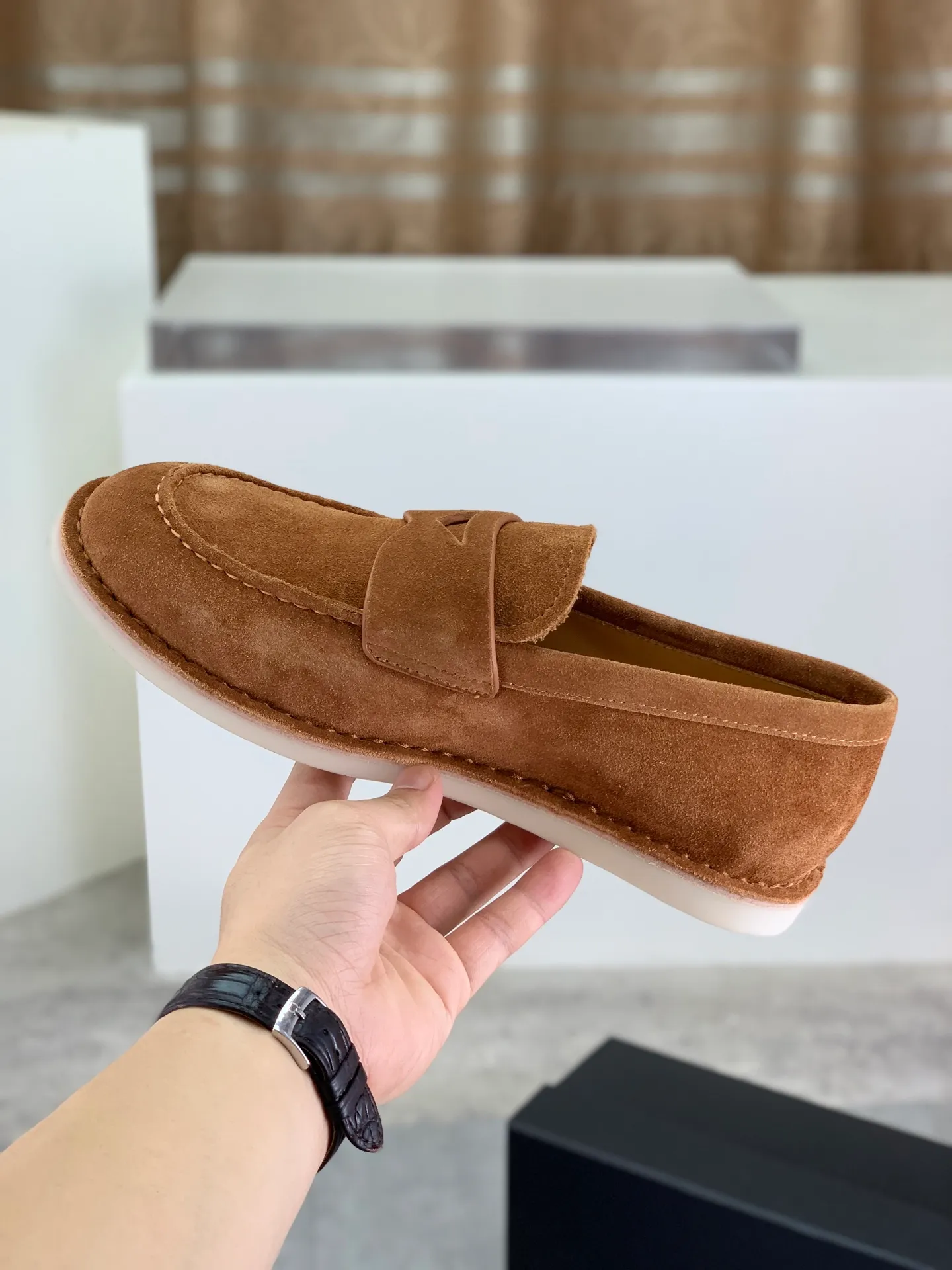 Factory price P740💰Original quality, top version🔱 ＰＲＡＤＡPrada. Men's business casual leather shoes, top quality cow leather. 1:1 shipment ⬆️Luxurious and noble, all made of imported original first-layer fine suede cowhide, just to create a more comfortable wearing experience. Upper: original comfortable open-edge bead-rubbed calfskin ➕Top imported water-dyed full cow lining, original high-end lightweight and comfortable TPU combination bottom ✔️Code number: 39-44 (38 45 Can be customized)